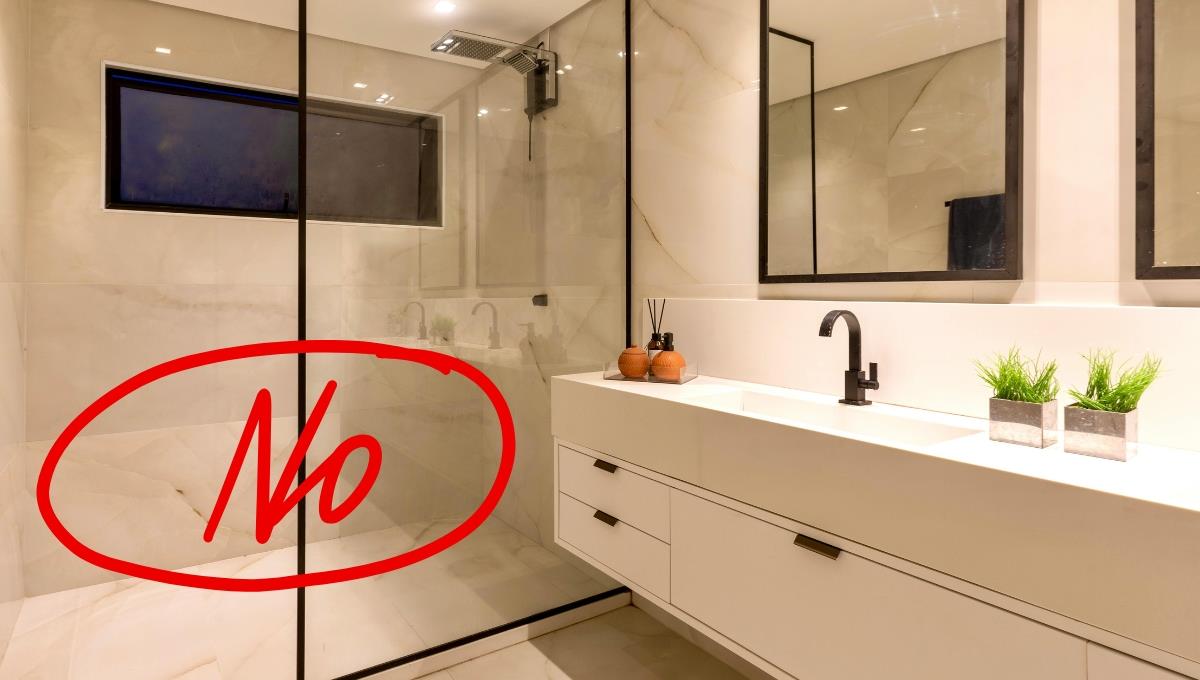 Ni mampara ni cortina: la tendencia que se impone en baños pequeños